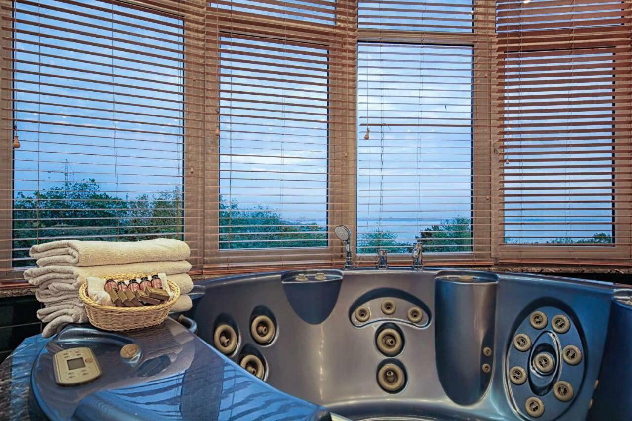 Luxury 4Br Sea View Apartment With A Home Theatre And A Huge Jacuzzi Odesa Exterior foto